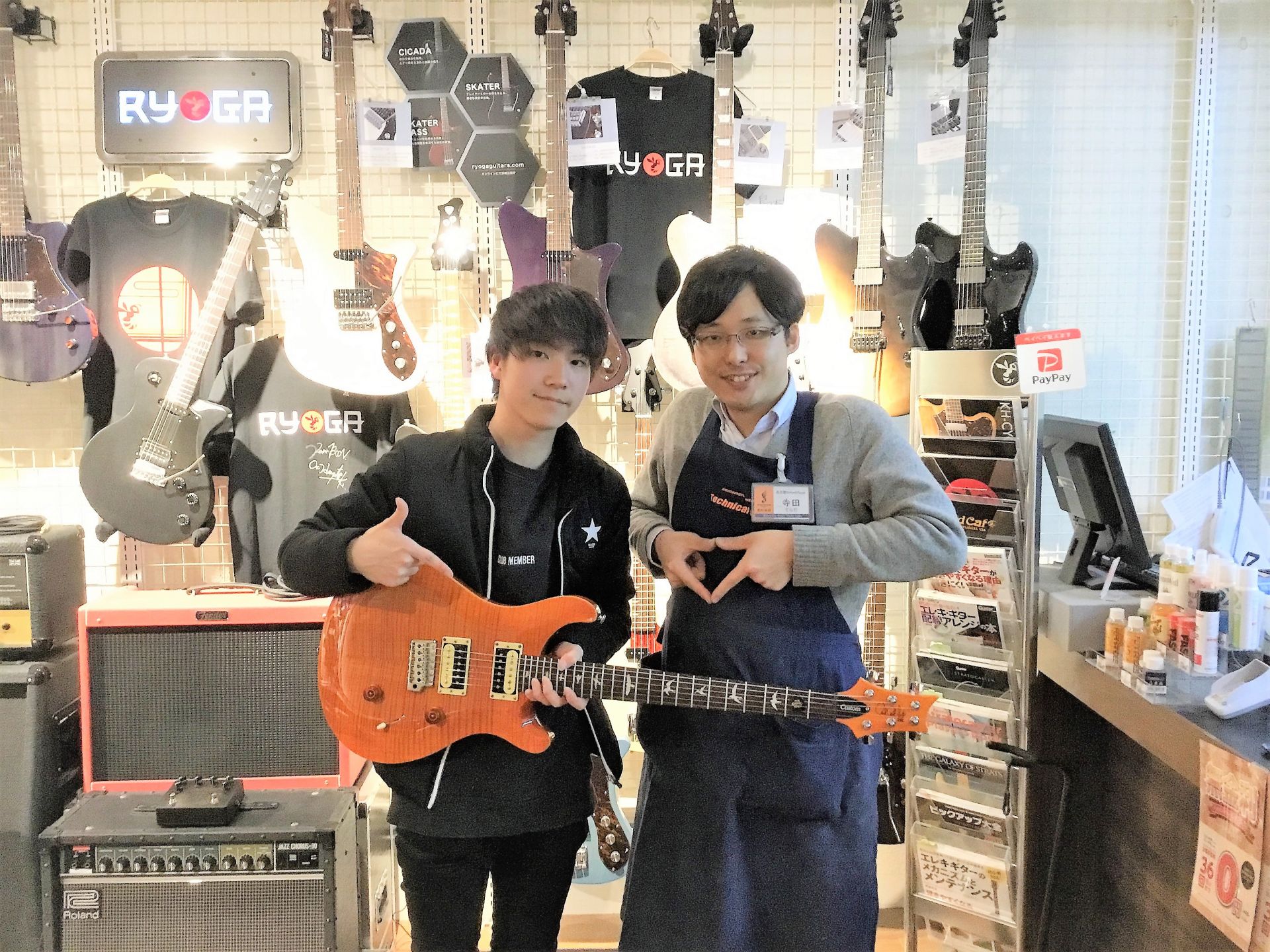 こんにちは。名古屋ギター＆リペア店の寺田です。 またまた…ご来店下さったお客様のご紹介です！ 地元大阪を中心に、ここ名古屋へも活躍の場を広げている [!!ソラノハシのギタリスト新谷けーすけさん!!]がご来店くださいました！ 実は以前、近隣ライブハウスにご出演された際にクイックリペアにお持ち込みくださ […]