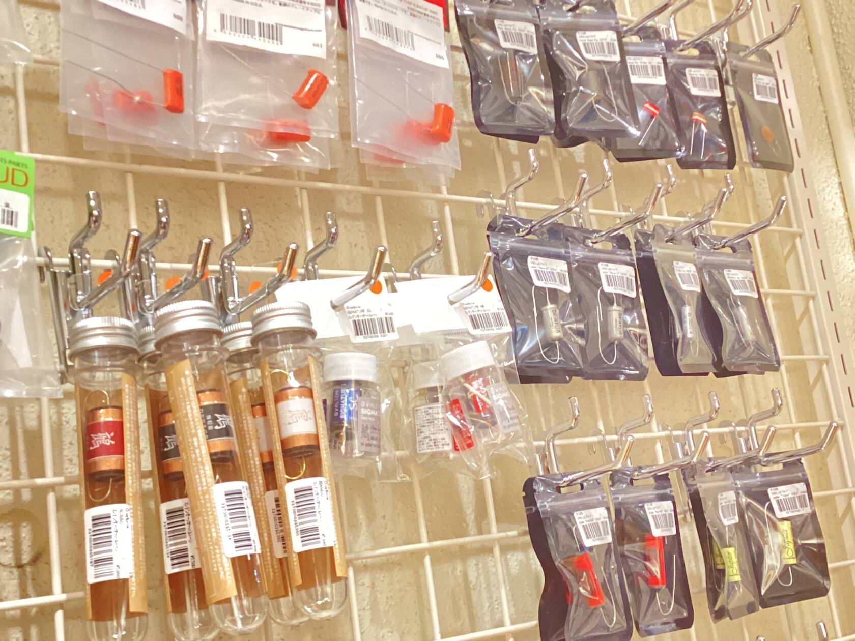 ビンテージコンデンサ、いかがですか？ 電装パーツの販売強化を目論んでいるモリモンです。その第1弾として、コンデンサの販売を開始しました！ビンテージからモダンまで広く取り揃えていますので、ワンランク上のサウンドを追い求めていきましょう！！ なんと！購入前にお試しが出来ちゃいます！！！ リペアマン自作の […]