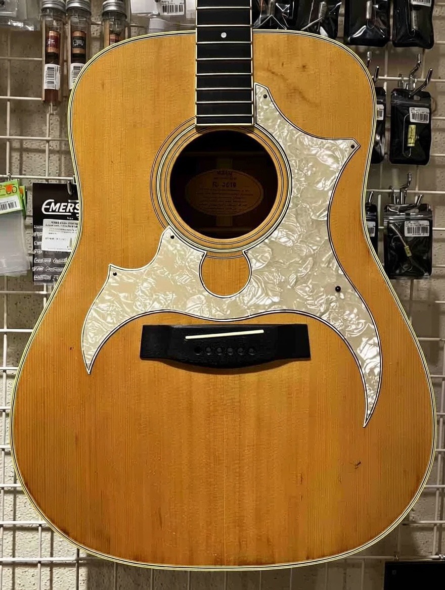 アコギカスタマイズ！！！ピックガードを交換してより個性的に！！！ 皆さん！アコギはお持ちですか？ 今からお持ちのアコギを使って面白い遊びをしましょう！！！ 必要な物はアコギとスマートフォンだけ、さあいったい何をするのでしょうか？ まずはアコギを撮影 はい、撮影が出来ました。 ひょうたん型で黒いピック [&hellip;]