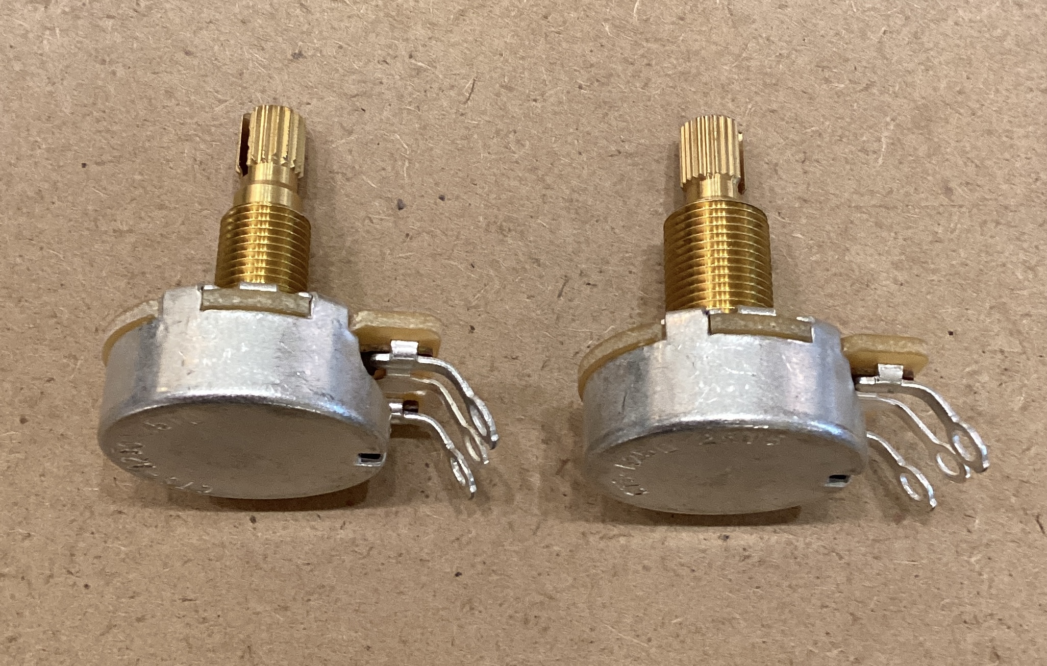 ギターのパーツ交換 ギターは多くのパーツから構成されており、数十～百以上のパーツから一本のギターが出来ています。 そんなパーツも経年劣化や消耗があれば交換する必要が出てきます。 勿論我々リペアマンに預けて交換することも出来ますが、せっかくなら自分でトライしてみたいという方も多いのではないでしょうか？ [&hellip;]