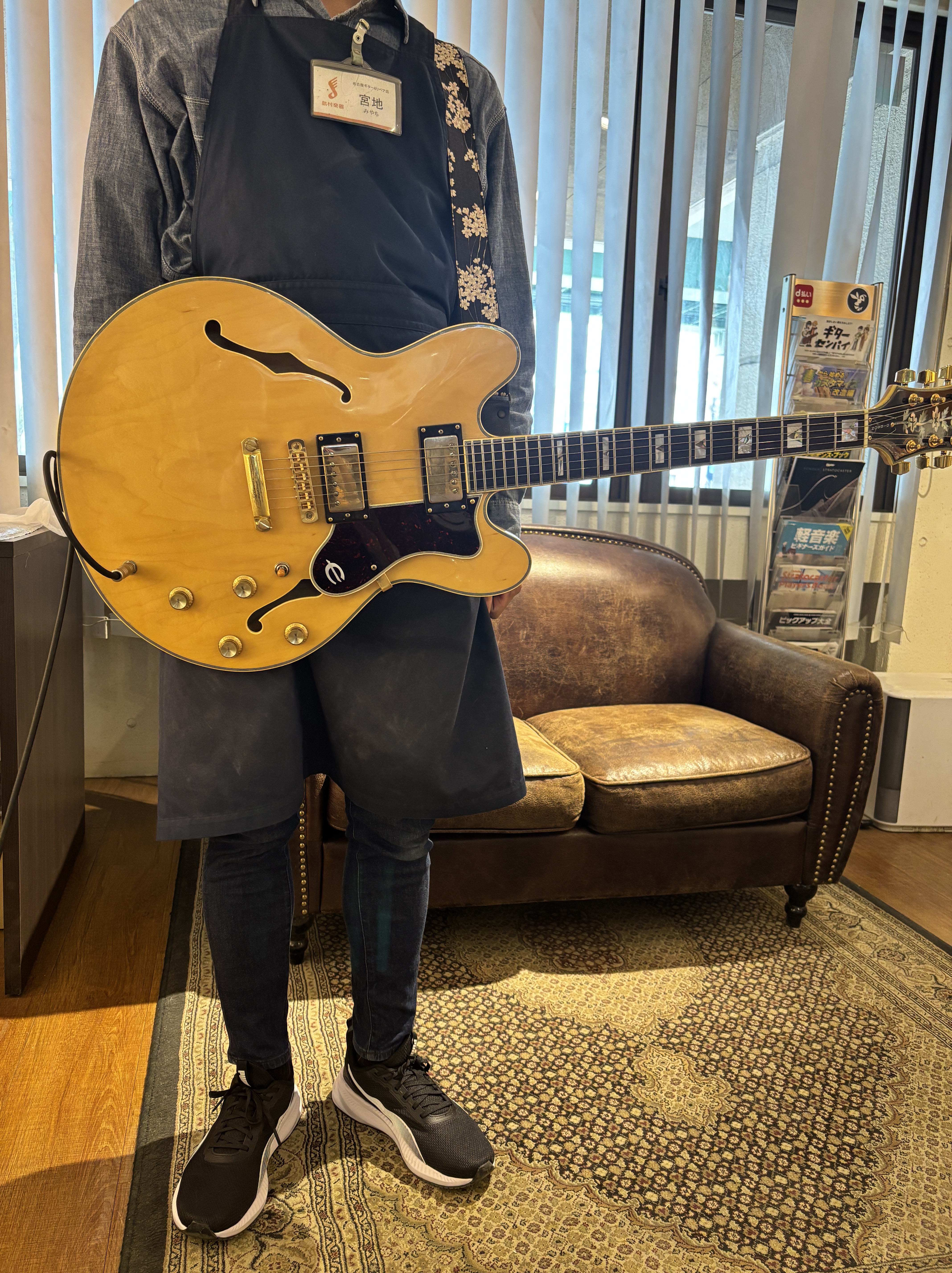 ギターのヘッド落ちとは？ ギターを立って演奏する際にヘッドがだんだん下がってきてしまうトラブルがヘッド落ちです。 原因はギターの重心がストラップを留めているところよりもヘッド側に寄ってしまうことでヘッドが重力で下がってしまう為です。 カッタウェイが深くネックが長いギターやボディの重量が軽いギター(S [&hellip;]