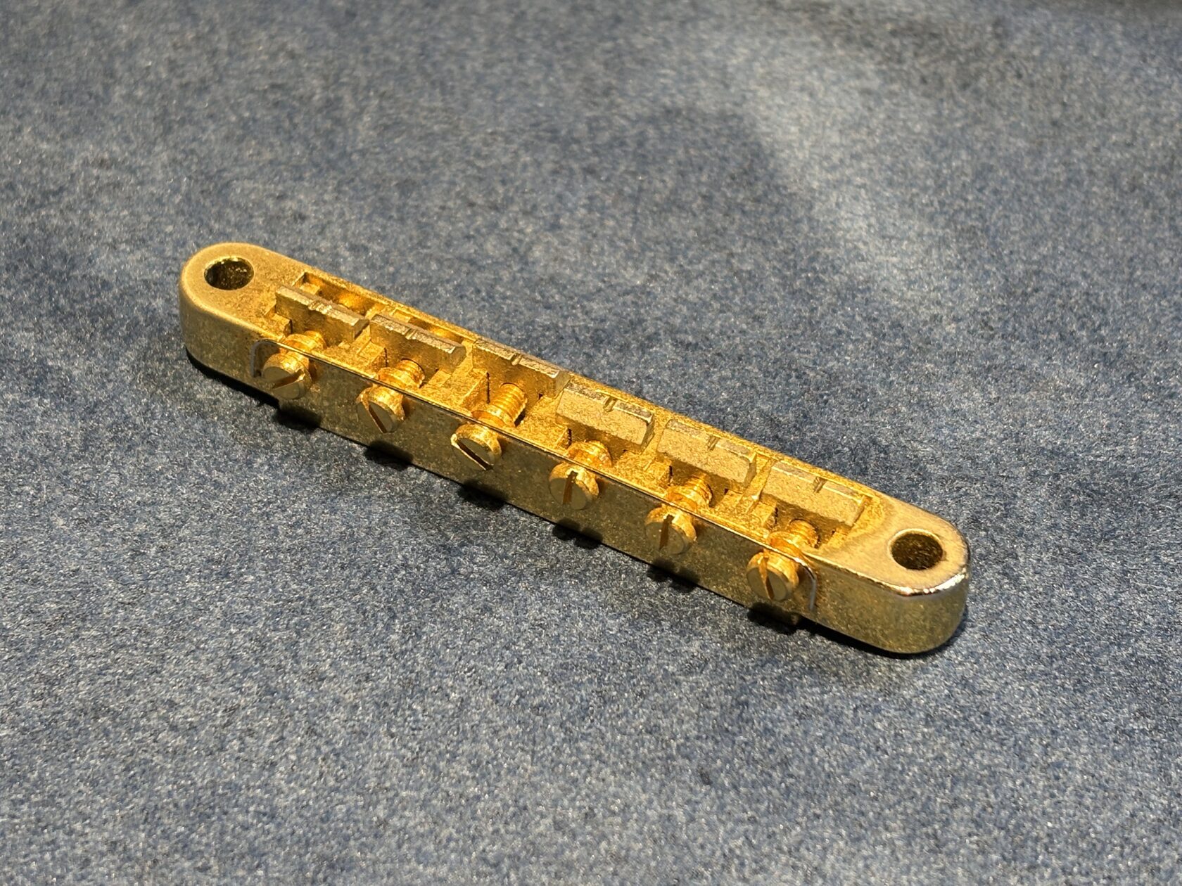 チューンOマチック ブリッジ搭載のギター Gibson Les Paul等に代表される、T.O.M.(Tune-O-Matic)ブリッジ搭載のギター。弦高の上げ下げも両端のサムナットで簡単に行えて、弦のテンション感もテールピースの高さで調整可能。非常に使い勝手の良いブリッジと思います。 しかし・・・ [&hellip;]