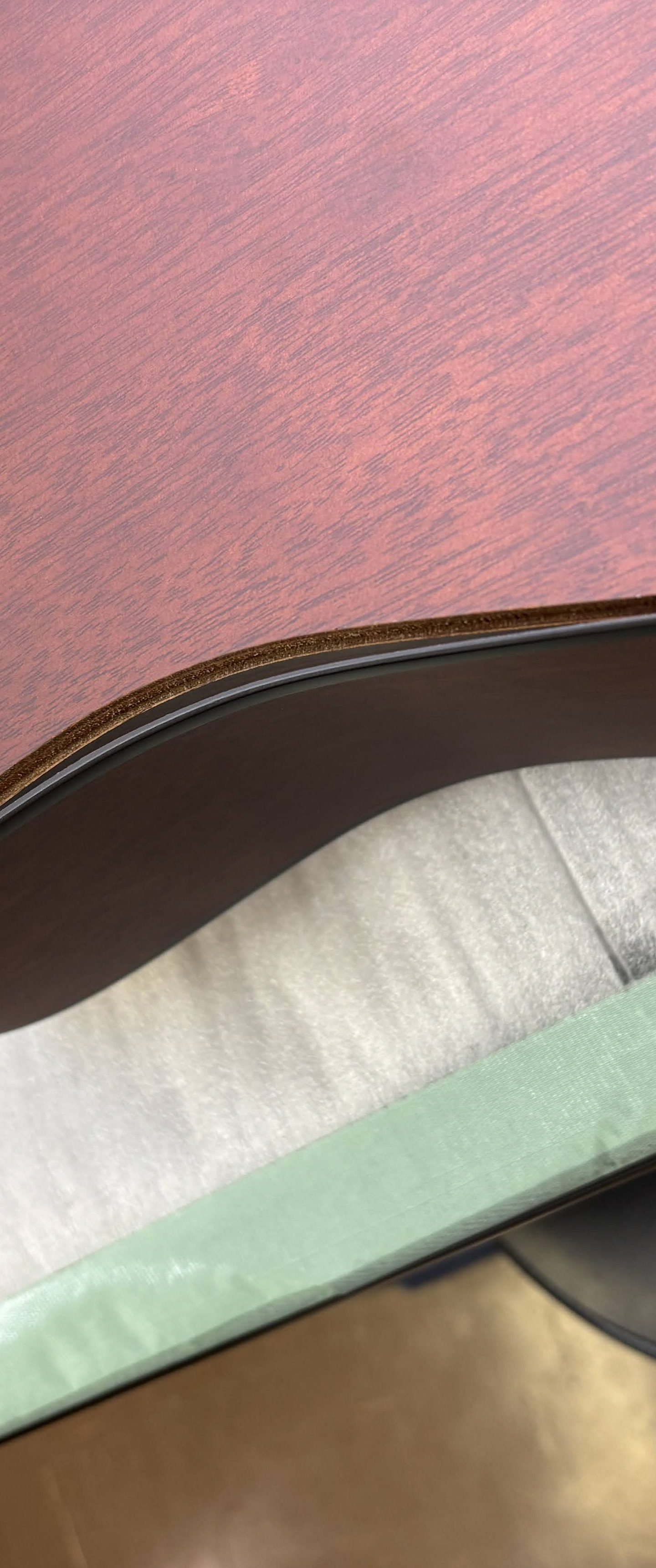 バインディング ギターのボディや指板の外周に貼られているバインディング。 装飾や保護の役割をもつこの部分ですが、経年変化によって剥がれてきてしまう事があります。 今回はその一例をご紹介いたします。 材の収縮と剥がれ バインディング材が剥がれてくる要因の一つは、経年変化によるバインディング材の収縮です [&hellip;]