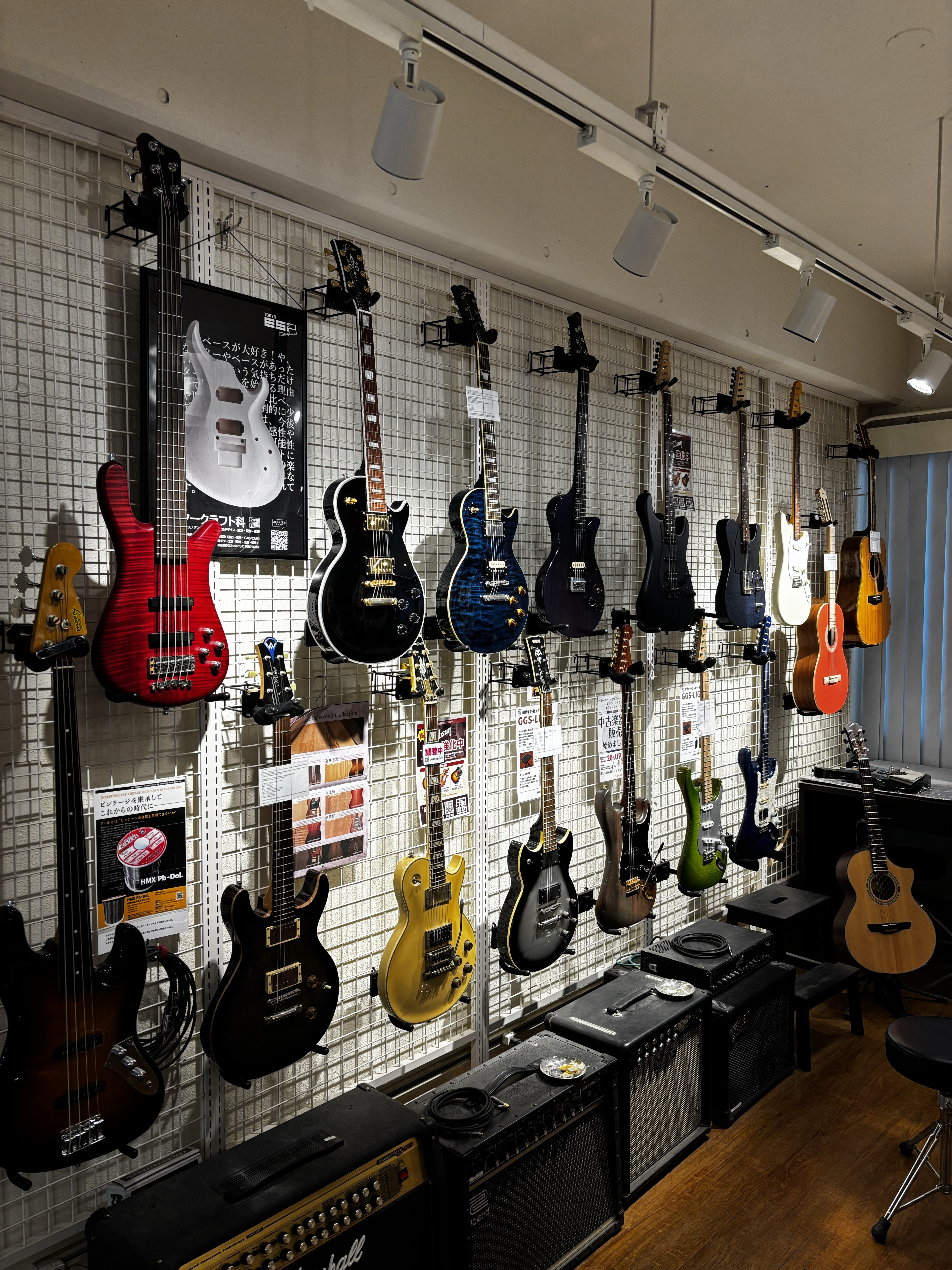 みなさま、こんにちは。 リペアマン坪井です。 当店はリペア専門店ですが楽器の買取や委託販売も行っております。 リペアショップならではといいますか、当店のお客様から直接買い取りのため、他店舗や楽器店様ではなかなかお目にかかれないレアなモデルが集まってきます。 今回は、既に目を付けられているorすぐに売 [&hellip;]