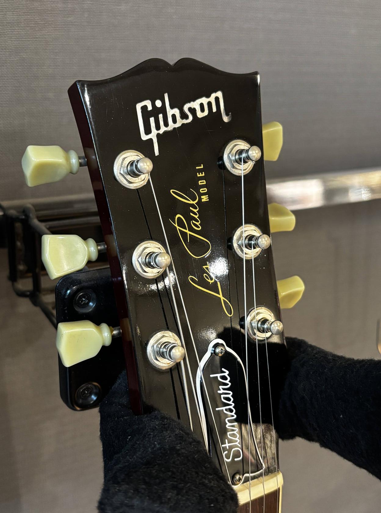 まずはこちらのギターを見てください！ Gibson の Les Paul Standard ですね。いや～、綺麗ですね～！ピカピカです、2020年代の近年ものでしょうか？ 金属パーツやプラスチックパーツもピッカピカ！！ エスカッションも割れていない・・・フムフムブリッジもくすんでいない・・・ホーホー [&hellip;]