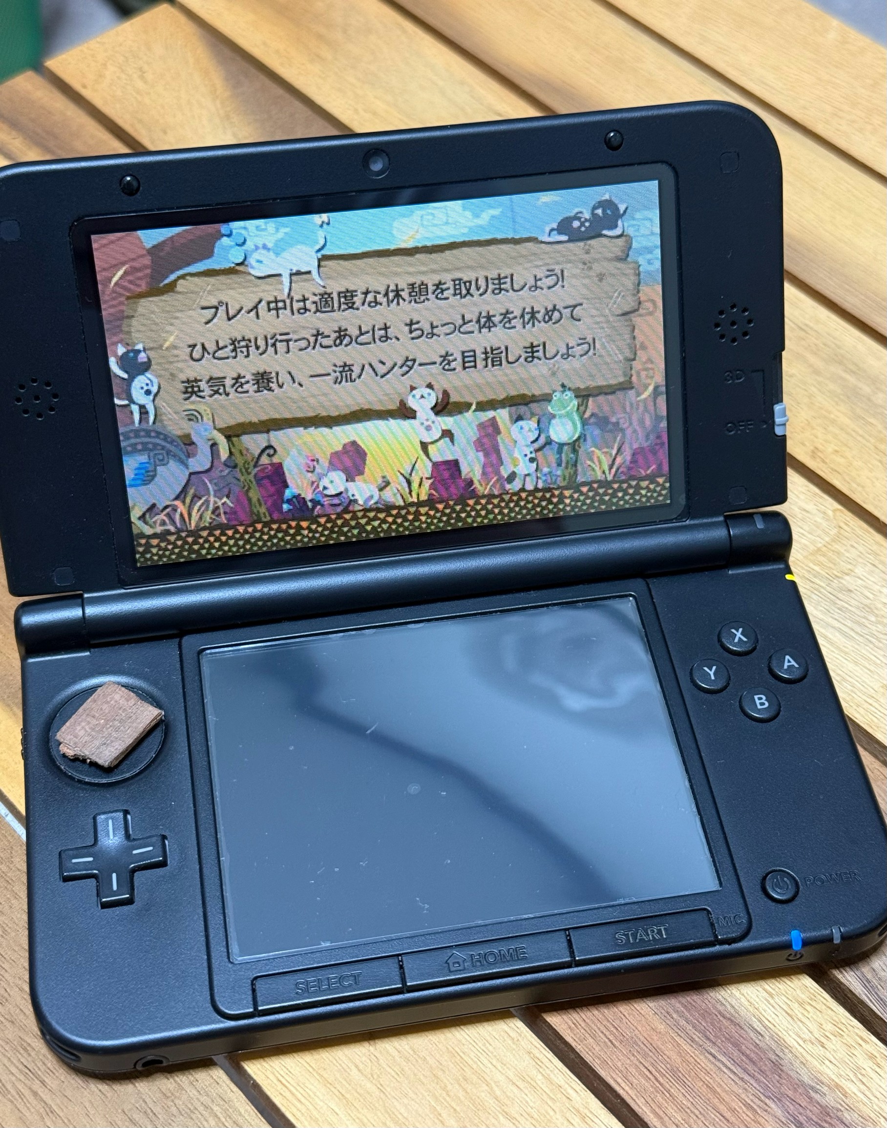先日実家で3DSを発見し、モンハン4で遊んでるリペアマン坪井です！ とある理由で実家を一旦壊すのですが、その際に3DSが出てきました。 しかし、放置していたせいでバッテリーが膨張劣化し充電が出来ない状態でした。 どうしてもモンハンがしたかったのですぐにバッテリーを購入、なんと交換するだけですんなり電 [&hellip;]