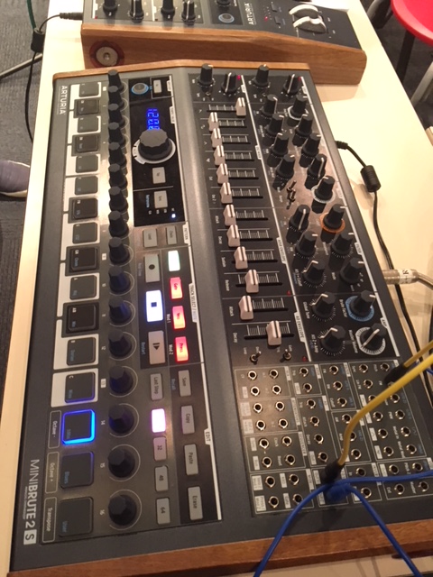 Arturiaの新たなピュアアナログシンセMINIBRUTE2＆MINIBRUTE2Sが