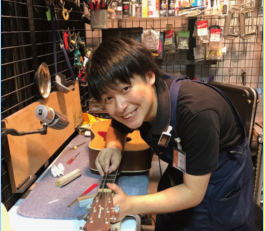 スタッフ写真 ギターベースリペア 早川
