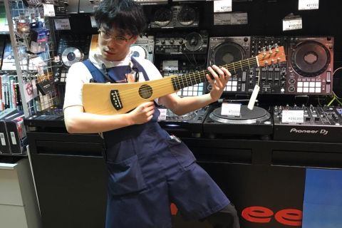 スタッフ写真 ベース/エフェクター/弦 青木
