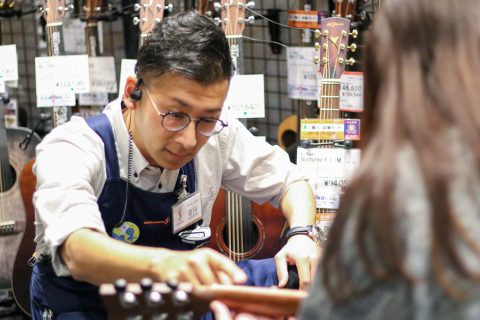スタッフ写真 営業エクスパート主任、ギターシニアアドバイザー、アコースティックギター ゴールドマスター 古川 惠亮