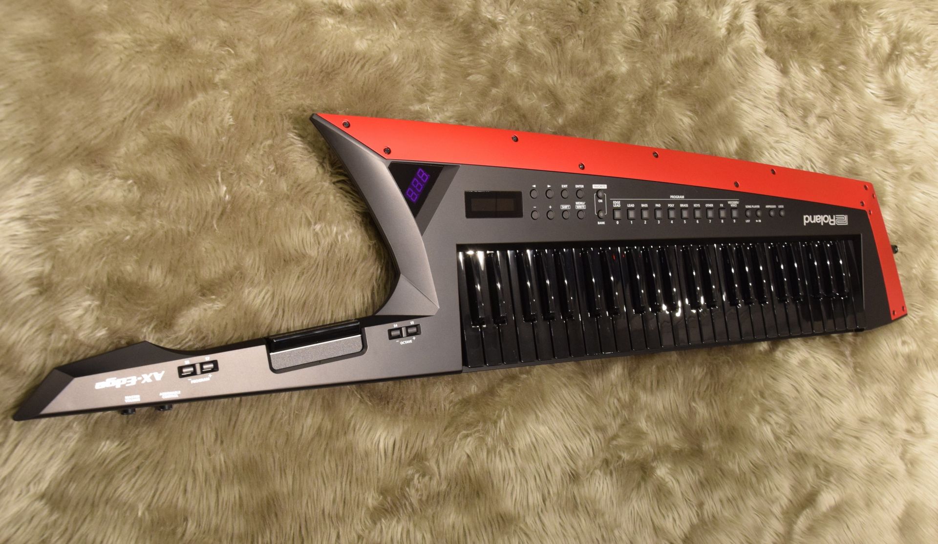 Rolandの新世代のショルダーキーボード(Keytar)AX-EDGE展示中