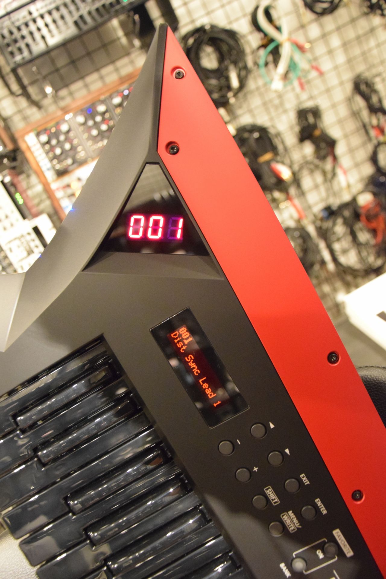 Rolandの新世代のショルダーキーボード(Keytar)AX-EDGE展示中