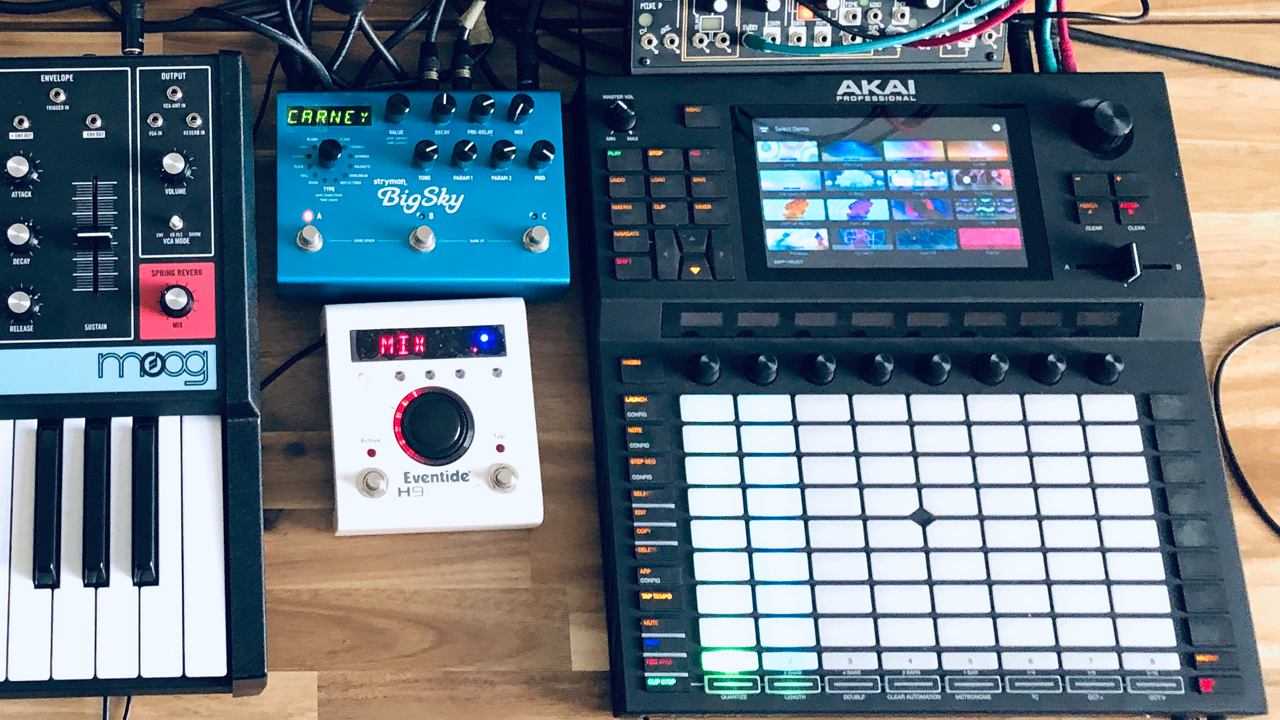 Akai Professional FORCE 発売！展示機＆在庫入荷しました！スタンドアローンタイプのミュージックプロダクション/DJパフォーマンスシステム！！