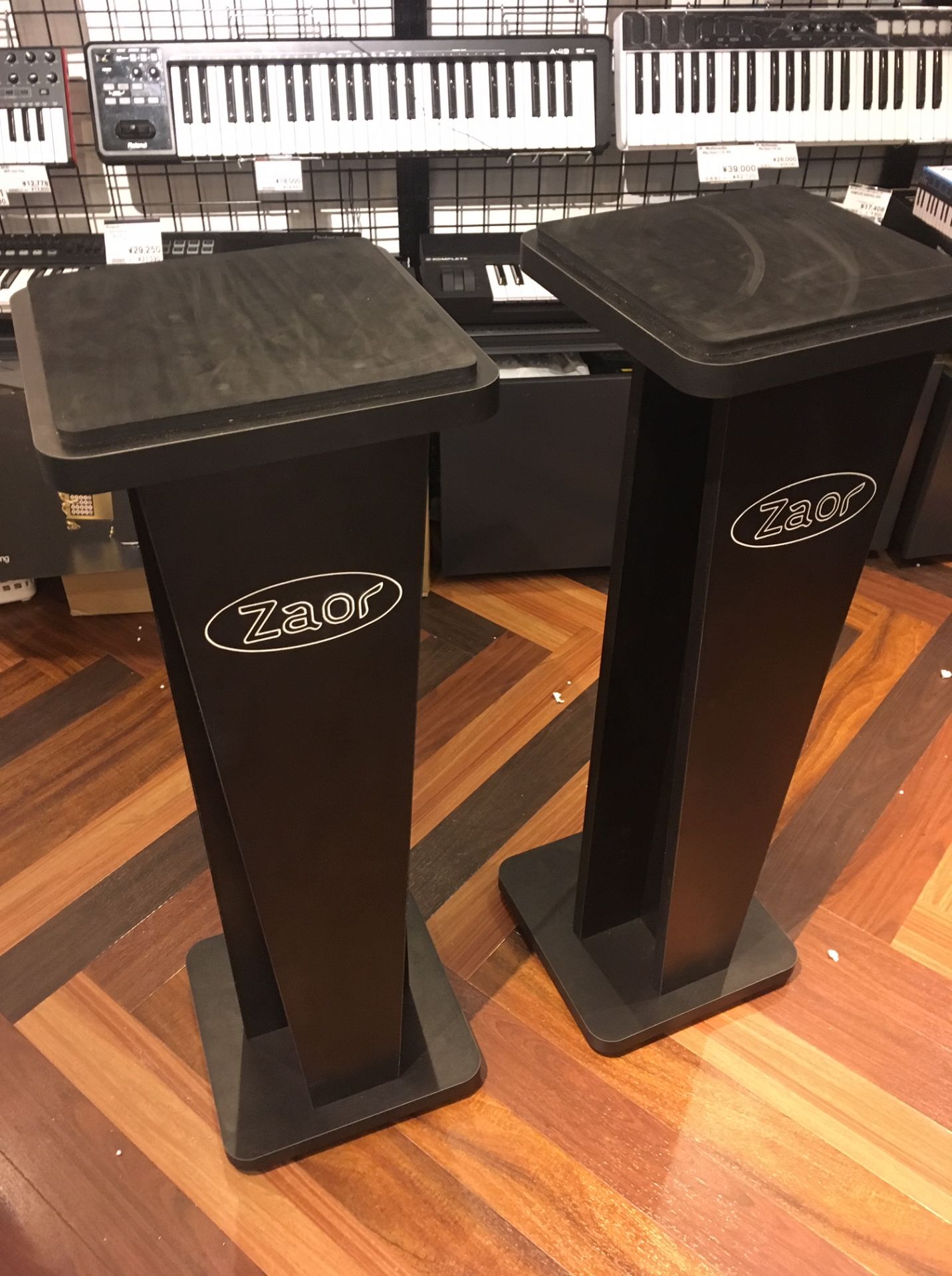 |*メーカー|*品番|*通常価格（税抜）| |ZAOR|MIZA V-Stand V36 (pair) Black|18,333円| |ZAOR|MIZA V-Stand V42 (pair) Black|20,370円| イタリアのマスター・ピアノ・ビルダーMichele Zulloが創造性あふれ […]