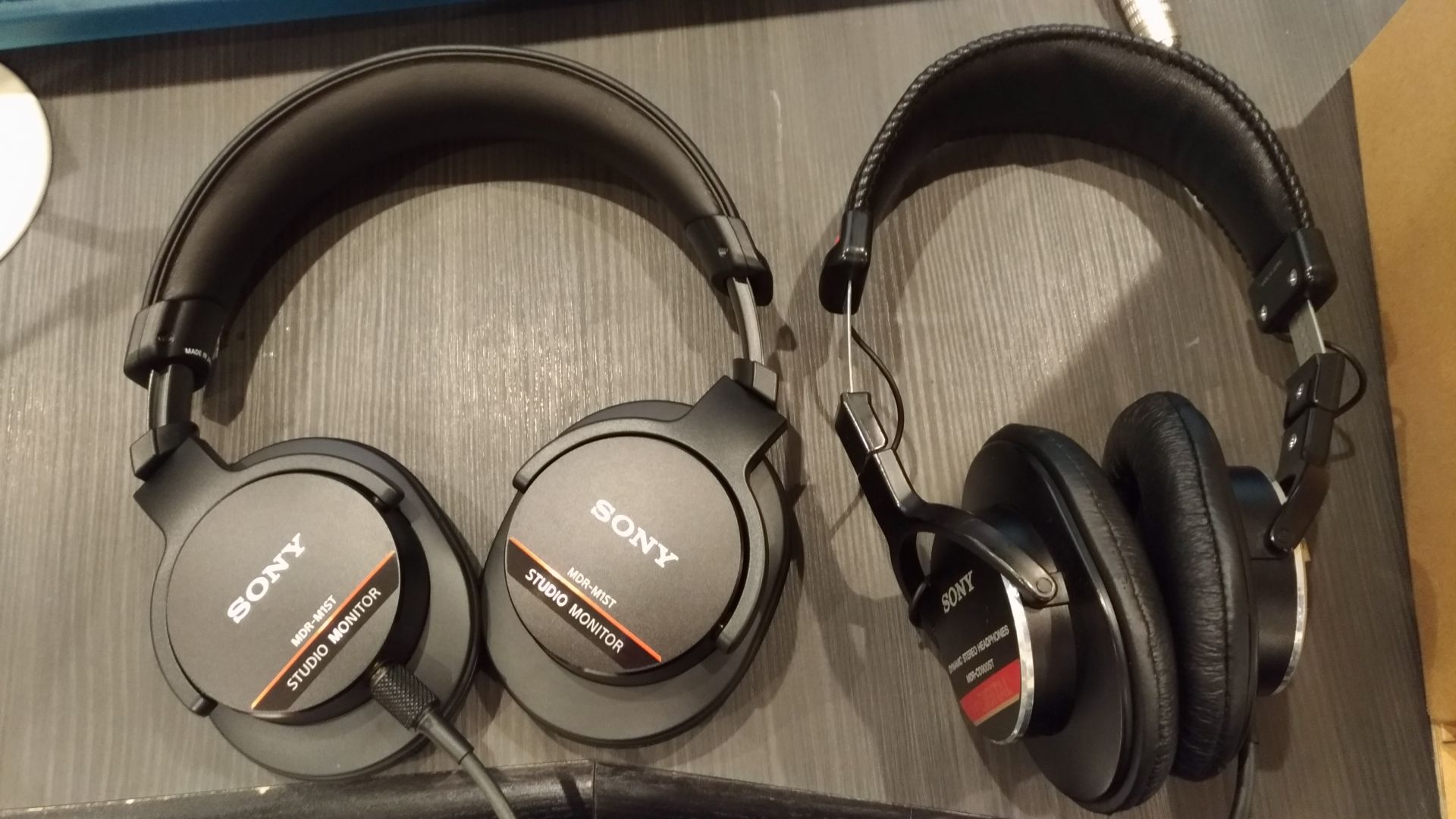 SONYが満を持して放つ新世代のモニターヘッドホン『MDR-M1ST
