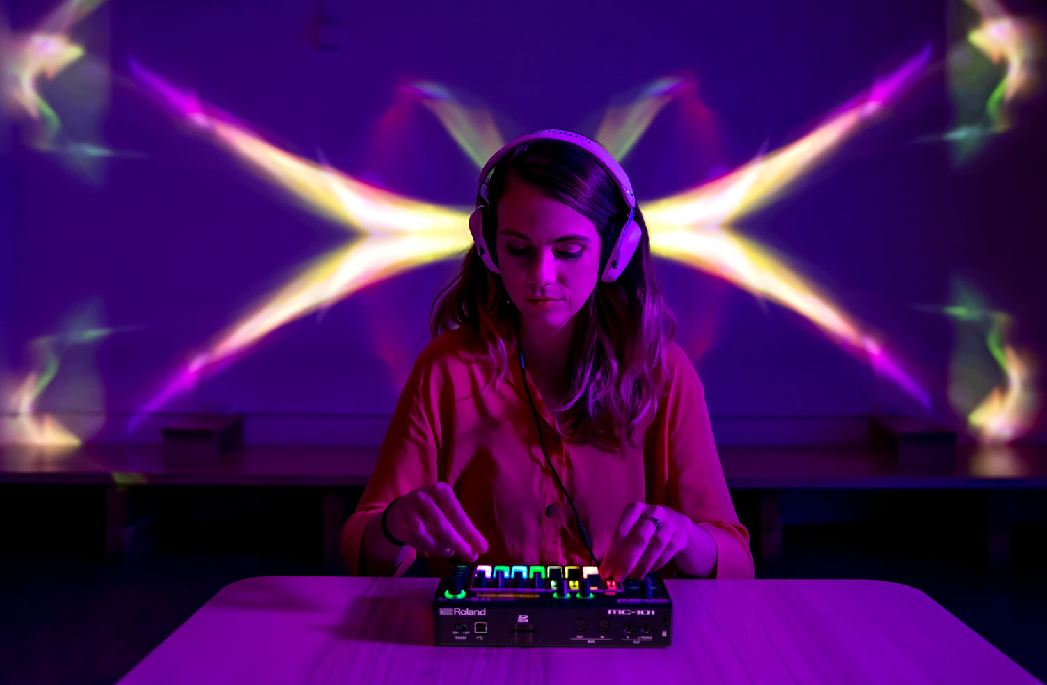 【Roland MC-101】最新アップデータ公開中！ベットに寝っ転がってトラック制作も？手のひらサイズのコンパクトGROOVEBOX！