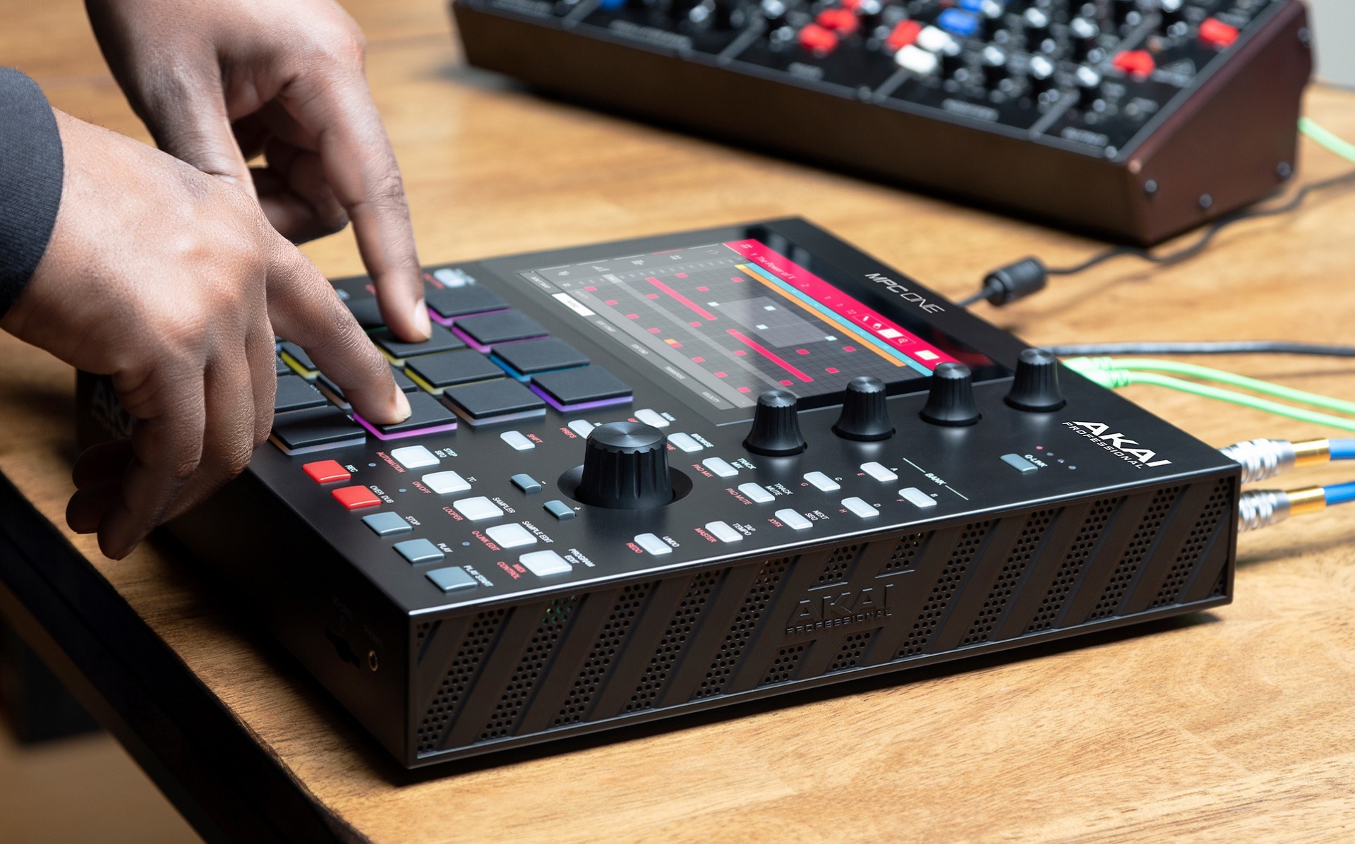 AKAI Professionalより新世代のサンプラーMPC ONEが登場！MPC Liveとの