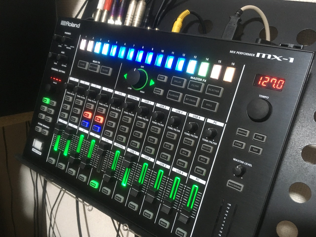 攻めの内蔵エフェクターも魅力な演奏するデジタル・ミキサーAIRAシリーズ Roland MX-1発売中！お問い合わせ受付中！