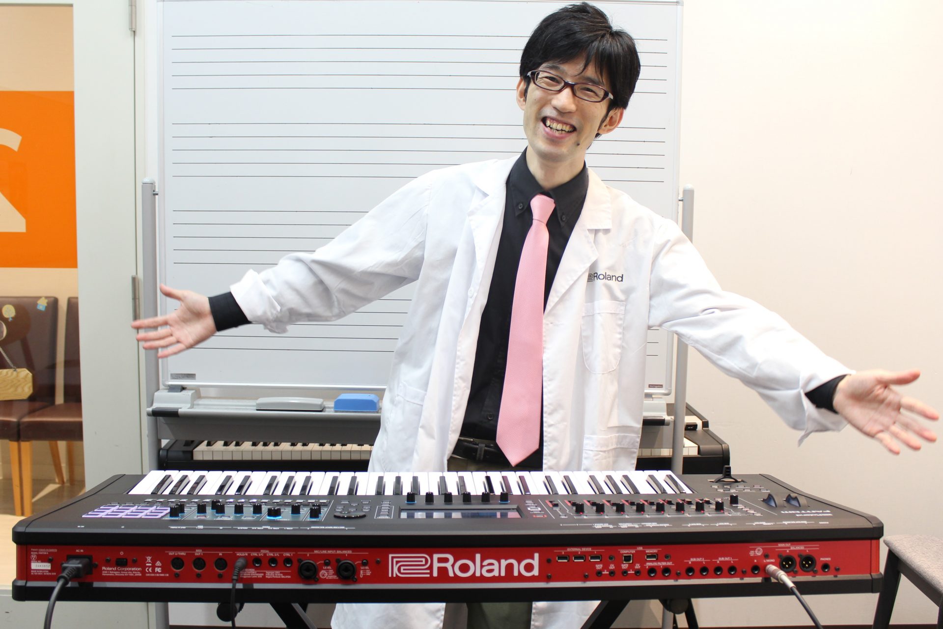 **栃木　大佑＜ドクターT＞（とちぎ　だいすけ）]]Roland Planet Staff ＜プロフィール＞ 島村楽器名古屋パルコ店担当のローランド・プラネットスタッフ。 ローランドのデジタル関連製品の専任スタッフとして勤務。 特にシンセサイザー、ステージピアノを専門としております。 私自身4歳から […]