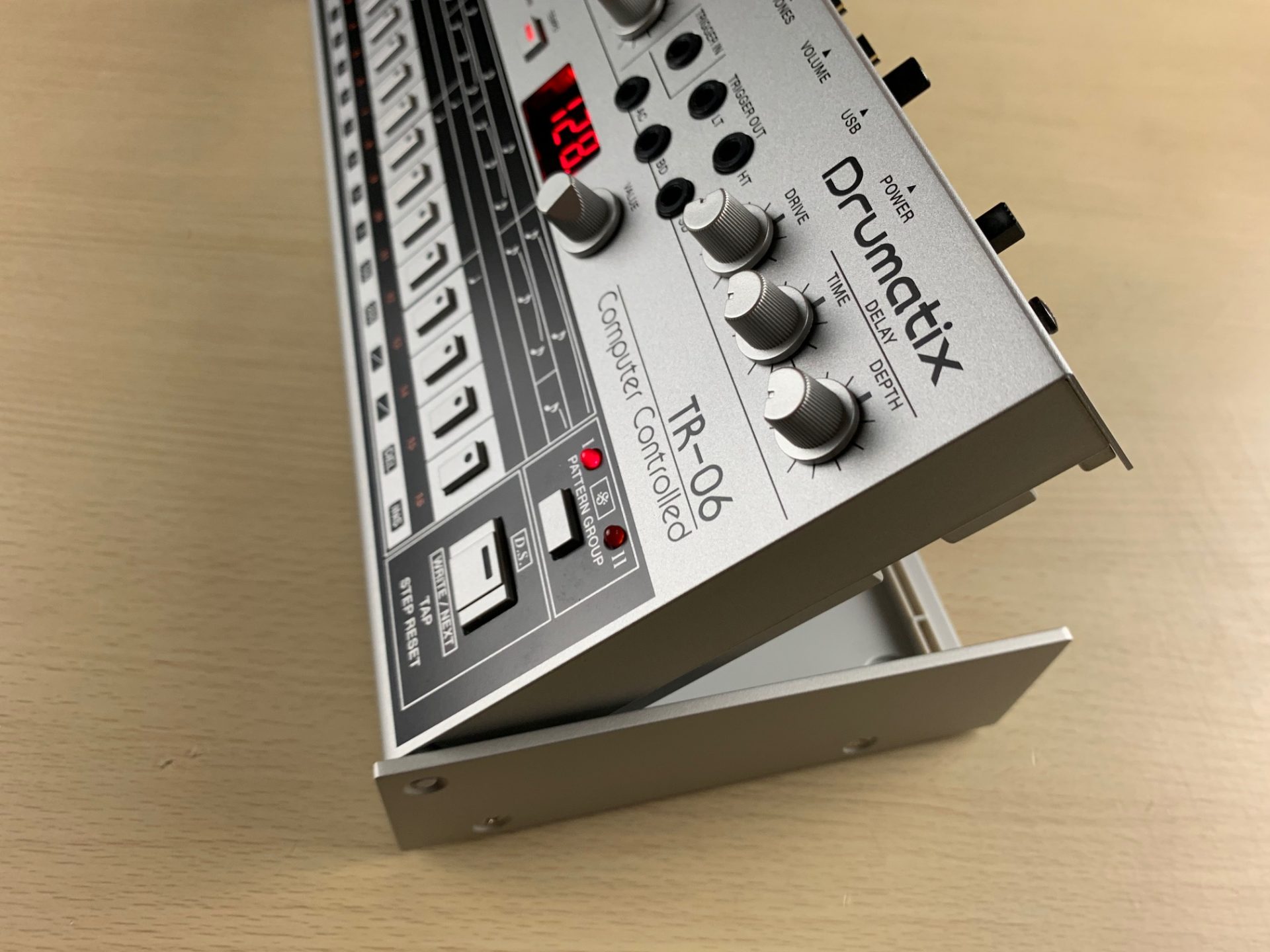 売切れ御免！本日発売】往年のリズム・マシンTR-606を再現したRoland