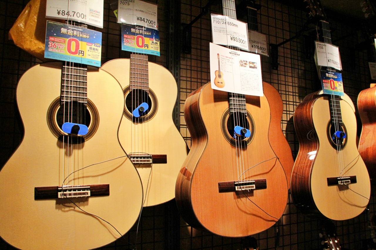皆様、こんにちは。名古屋パルコ店 クラシックギター担当の古川です。クラシックギターを演奏する上で重要な要素としてアクセサリー選びがありますよね。自分に合ったアクセサリーはプレイの幅を1段も2段も引き上げてくれる重要なアイテムです。本ページでは名古屋パルコ店で取り扱いしているアクセサリーを一挙紹介いた […]