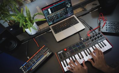 AKAI MPK mini Plus登場！MIDI/CV/GATE/CLOCK等豊富な接続端子を装備した37鍵仕様のUSB-MIDIキーボード！