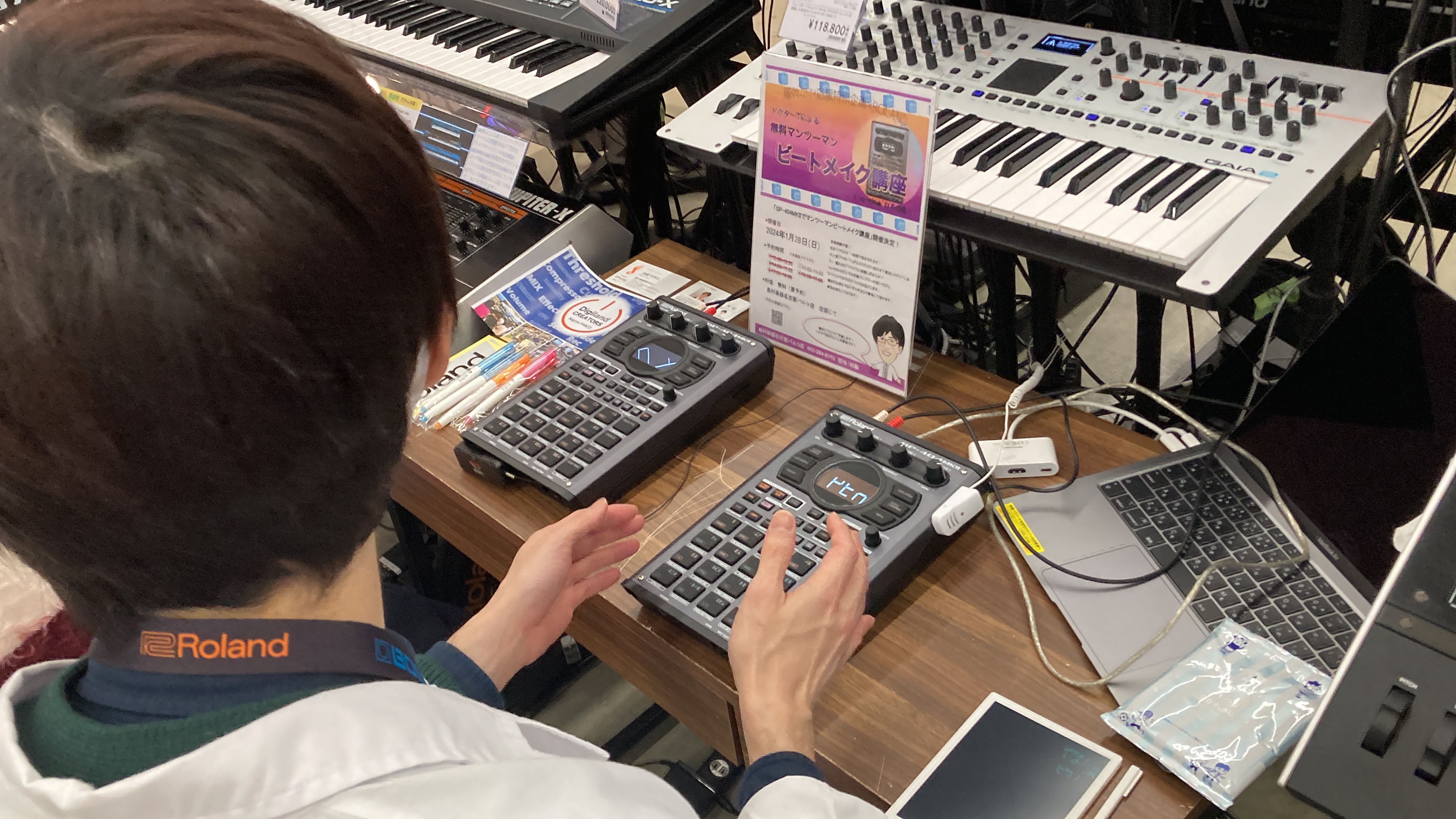 Roland SP-404MKIIを2台ご用意し、マンツーマンでみっちりビートメイク講座させていただきました！ 事前にある程度ドクターTが曲作りに役立つ音の素材をご用意！ ・エレクトリックなバスドラム　・スネアドラム　・ハイハットシンバル・Roland J-6をサンプリングしたベース音（C,D,Em […]