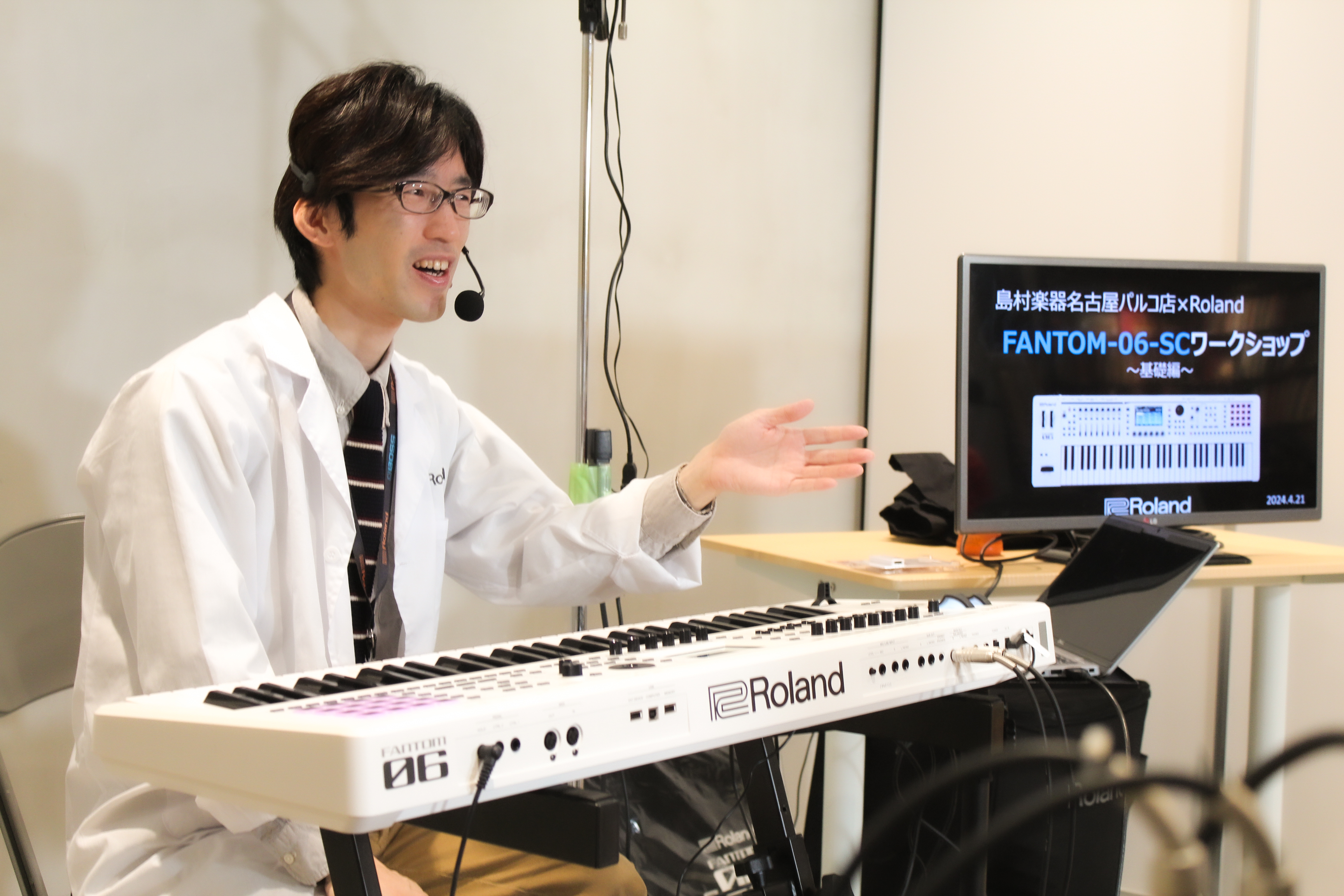 4月に発売となったばかりのRolandと島村楽器のコラボレーション白いシンセサイザー「FANTOM-06-SC」！の店頭ワークショップを開催いたしました。 このFANTOM-06-SCは島村楽器でのみご購入いただける限定シンセサイザー。ドクターTも企画段階よりデザインや音色チョイスなどにも関わってい […]