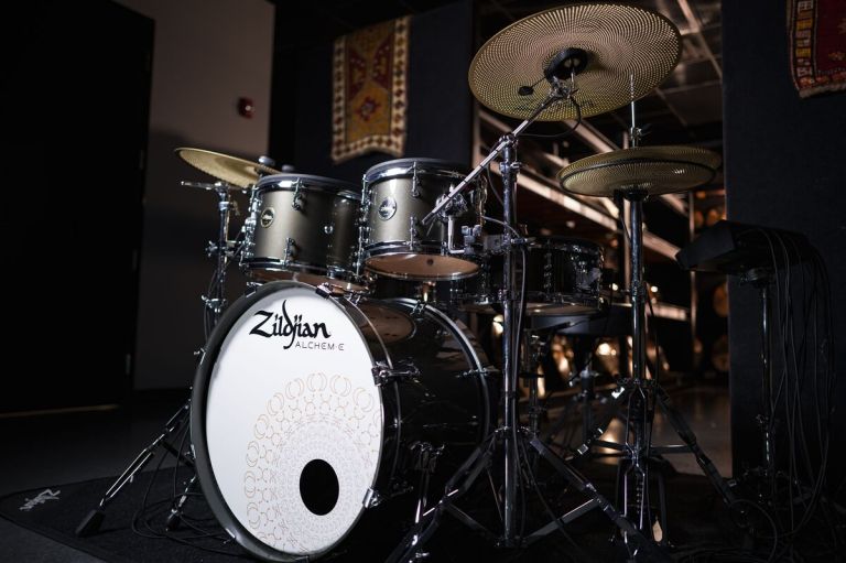 ALCHEM-Eとは？ ALCHEM-EとはZildjian社より2024年11月21日に発売された電子ドラムです。業界屈指のトリガー精度を持つE-FAMILYシンバルと、日本製のE-VAULTドラムモジュールを搭載。演奏者はリアルでイマーシブなドラム体験が可能になります。ラインナップにはコンパクト […]