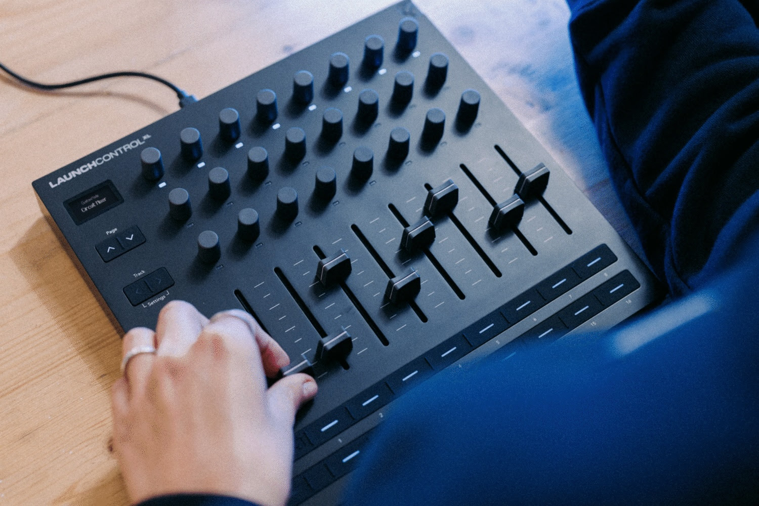 Novationから、あらゆる制作環境に対応するMIDIコントローラーの決定版Launch Control XL 3が新登場！人気シリーズの第3世代にあたる本機種、旧モデルよりもルックスも機能も大幅に強化されています！ USBと5ピンMIDIの入出力を備え、DAWはもちろん、ソフトシンセやエフェクト […]