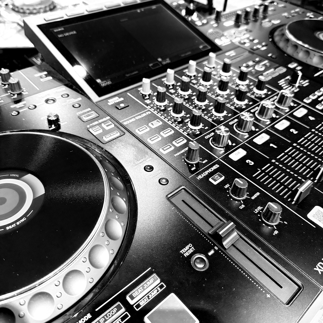 こんにちは！DJ担当、淺井です！この度島村楽器名古屋パルコ店にて、DJサークルを発足します！今回はどんなサークルなのかをこの記事で紹介します！ どんなサークル？ 大型店だからといって、玄人や上級者じゃなければならない！ということは一切ありません！初めてDJコントローラを買ってみたけど、どうやって楽し […]