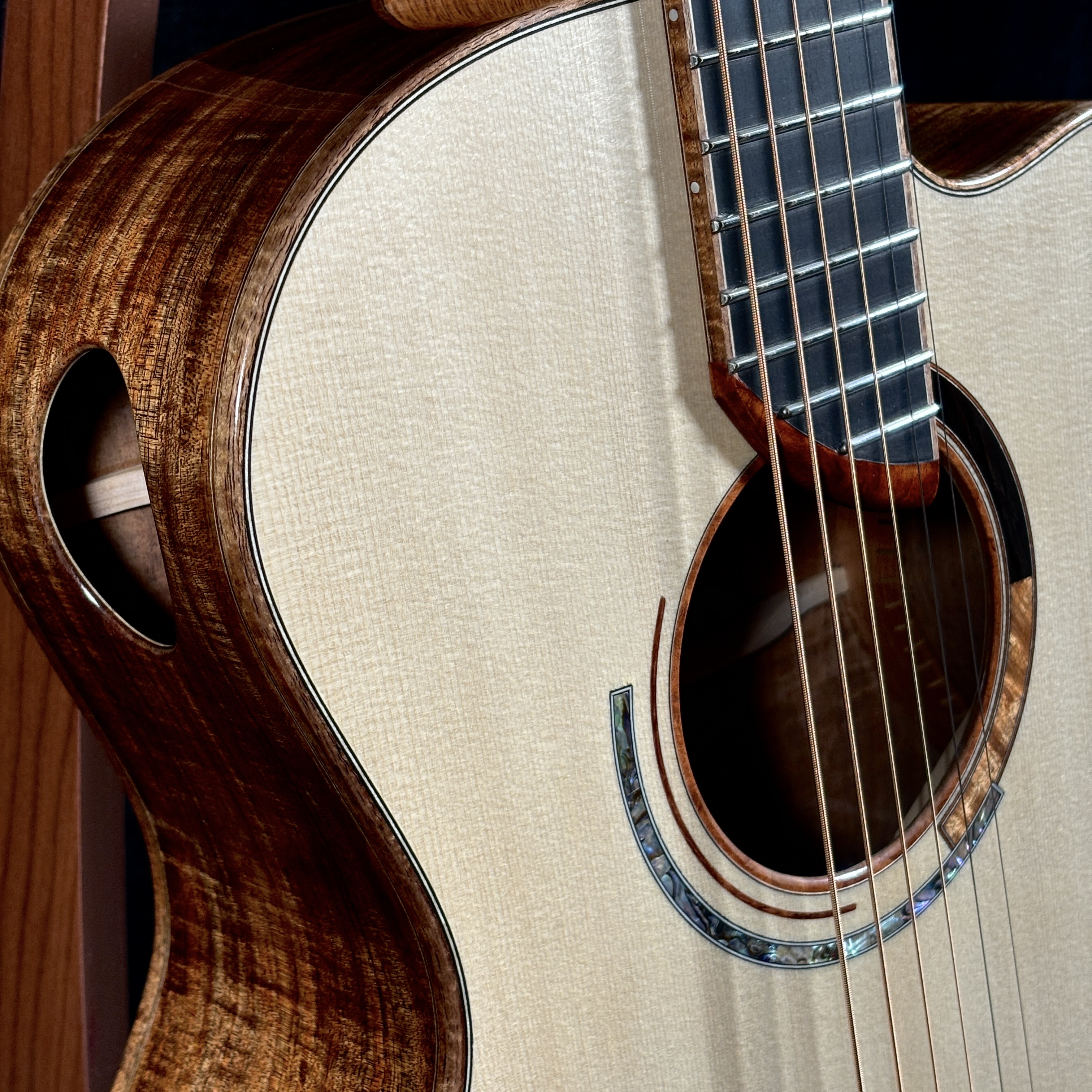 HAYASHI Guitarsのクラフトマン、林 泰弘氏が一点ずつ丁寧に手がけるハンドメイド・アコースティックラインから、目と耳、そして心に訴えかける、新たな芸術的モデルが誕生しました。それが、この《Hatsune OO-C GS/TB》です。 ボディには、ジャーマン・スプルースとフィギュアド・タス […]