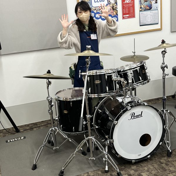 【八木(やぎ)】<br />
今回のイベントの立案者。<br />
普段はドラム関連製品のHPやオンラインストア商品ページを管理している裏のドラム担当です。<br />
元ライブハウスの音響スタッフで、特技は八の字巻です。ケーブルを巻く速さは誰にも負けません。