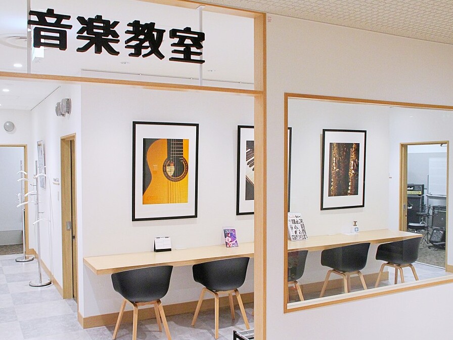 「音楽教室って、毎回大きな楽器を持っていくのが大変そう…」「仕事で使うカバンだけでも重いのに、これ以上荷物は増やしたくないな…」 毎日お仕事を頑張っていると、そう考えてしまいますよね。――でも、諦めるのはまだ早いかもしれません。 島村楽器の音楽教室には、楽器を一切持っていかなくてもレッスンが受けられ […]