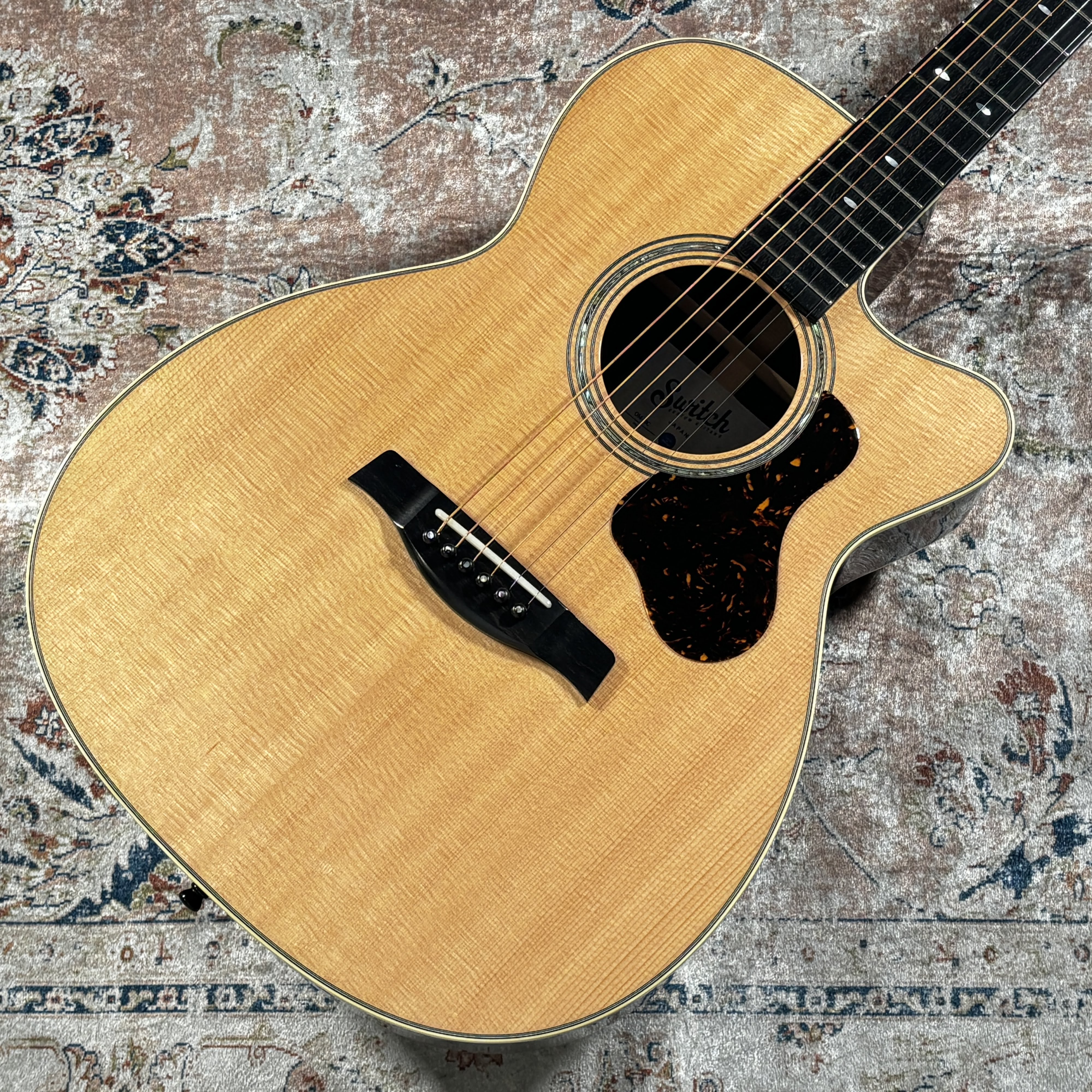 Switch Custom GuitarsOM-70C