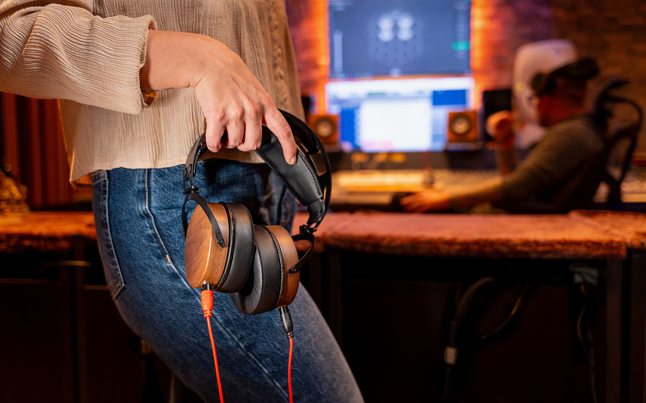 質の高いモニターヘッドホンをお探しの方、必見！プロのアーティスやエンジニア、音楽プロデューサーの方々からも高い注目を誇るモニターヘッドホンX1でも知られるスロベニア発のオーディオブランドOLLO Audio（オロ・オーディオ）の新作密閉型ヘッドホンR1の展示を当店にて開始しました！ 発売は2月中旬か [&hellip;]