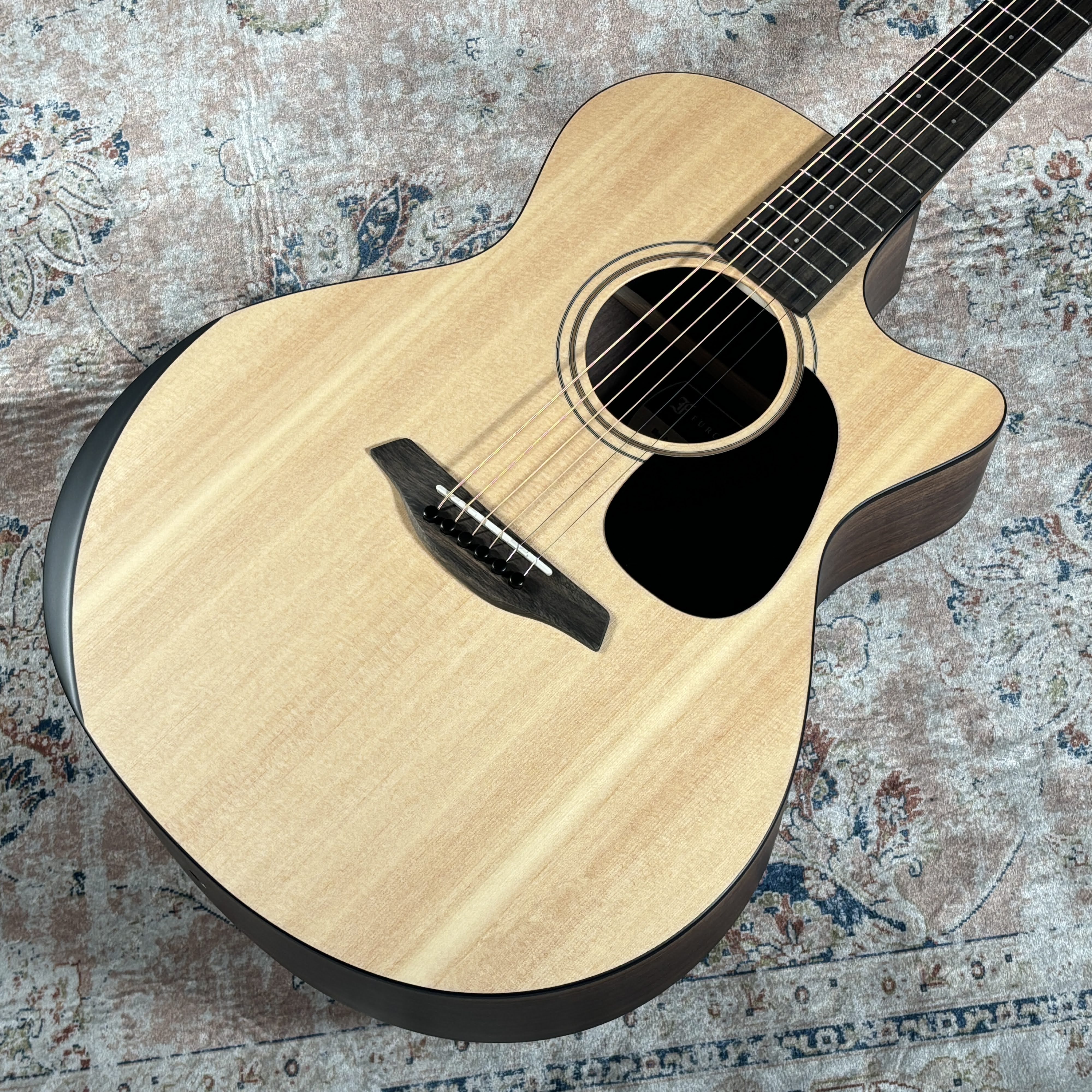 島村楽器 名古屋パルコ店 アコースティックギター担当の稲葉です。 本日は、フィンガースタイル・プレイヤーを中心に圧倒的な人気を誇るチェコ発のギターブランド「Furch（フォルヒ）」について、皆様に大切なお知らせがあります。 CONTENTS2026年4月より価格改定（値上がり）となります3月中なら旧 [&hellip;]