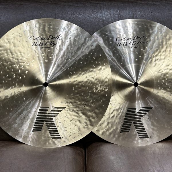 【品番】<br />
DarkHiHats14T<br />
<br />
【選定コメント】<br />
落ち着いたサウンドながらオープンクローズともに濁りが無くクリア。フットクローズのキレの良さも心地よい。<br />
<br />
【販売価格】<br />
99,000円(税込)