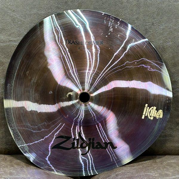 【品番】<br />
FXトラッシュフォーマー8<br />
<br />
【選定コメント】<br />
音程が高く、単体で鳴らした時の存在感がある。重ねた時の音の混ざりが良い。<br />
<br />
【販売価格】<br />
25,300円(税込)