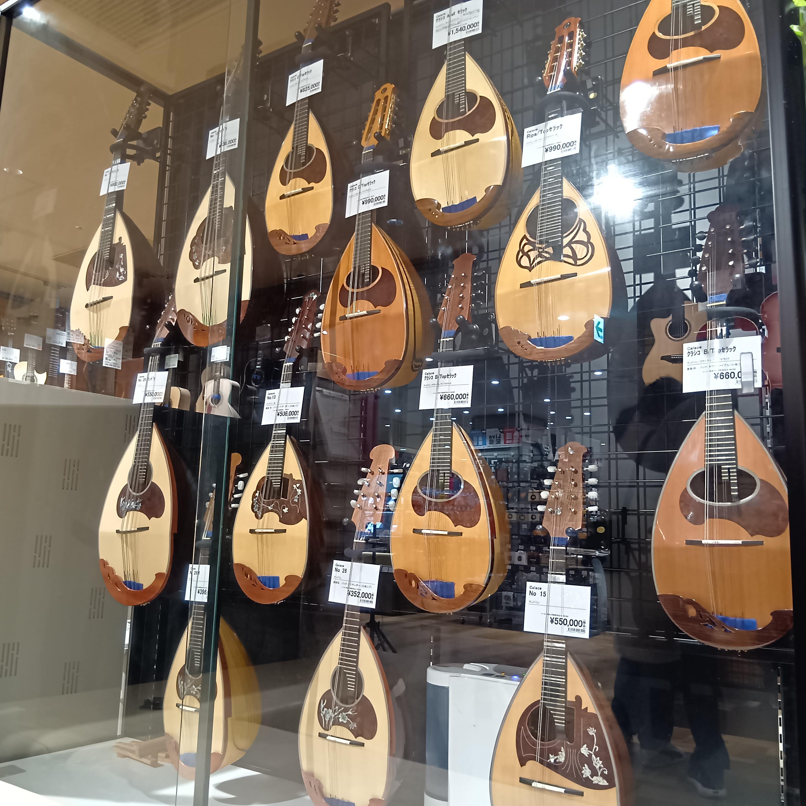 いつも島村楽器 名古屋パルコ店をご愛顧いただき、誠にありがとうございます。アコースティックギター、クラシックギター担当の稲葉でございます。当店ではこの度、新たに「マンドリン」「マンドラ」の取り扱いを開始いたしました。日々の喧騒から少し離れ、ご自宅でゆったりと楽器を奏でる時間。そのような上質なひととき [&hellip;]