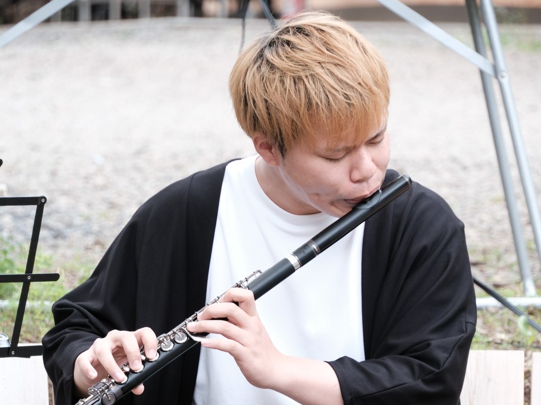 「今さら楽器を始めても遅いのでは？」「楽譜が読めないけど大丈夫かな？」「仕事が忙しくても続けられるだろうか？」 体験レッスンに来られる方から、よくこんなご相談をいただきます。 ですが、結論から言うと、大人からフルートを始めるのに遅すぎることはありません。 ここでは迷っているあなたの背中を一押しするこ [&hellip;]