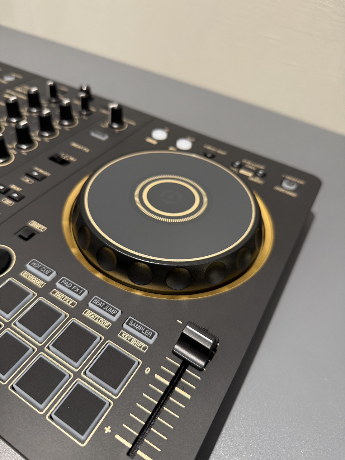 PioneerDJ(Alpha Theta)から人気のDDJ-FLX4の限定ゴールドカラー