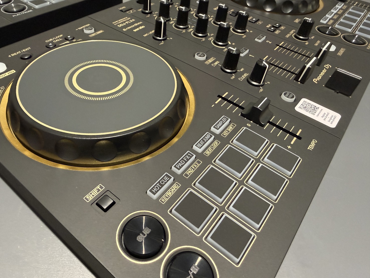 PioneerDJ(Alpha Theta)から人気のDDJ-FLX4の限定ゴールドカラー