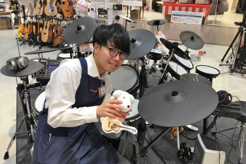 スタッフ写真 ドラム・シンセ 山口