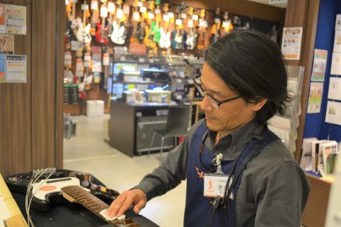 スタッフ写真 教育楽器 荒木