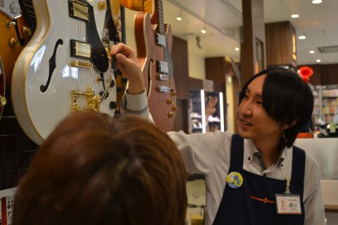 スタッフ写真 アコギ・エレキ・ベース・ウクレレ・アンプ・エフェクター 野口