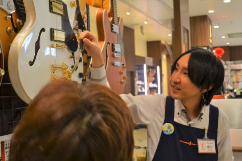 スタッフ写真 アコギ・エレキ・ベース・ウクレレ・ビギナーズ倶楽部 野口