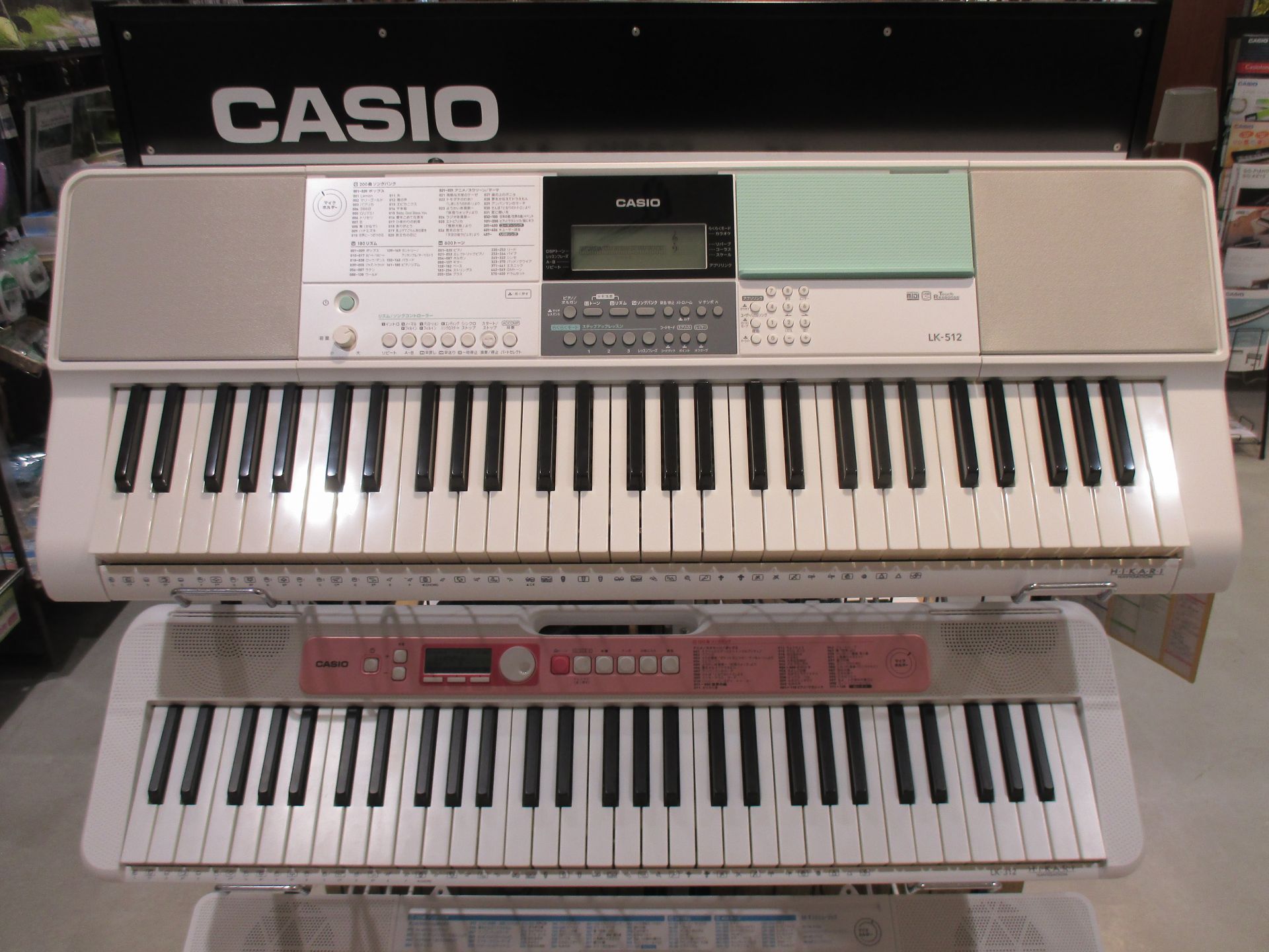 テレビCMや新聞広告で話題の[!!CASIO「光ナビ」鍵盤!!]。名古屋茶屋店でお試しできます！ 在庫をご用意しておりますので、今ならすぐにお持ち帰り可能です。]]お取り置き・詳細はお気軽に当店までお問い合わせください！ *ピンクカラーがかわいい!スリム＆シンプルの光ナビ カシオの大人気光鍵盤シリー […]