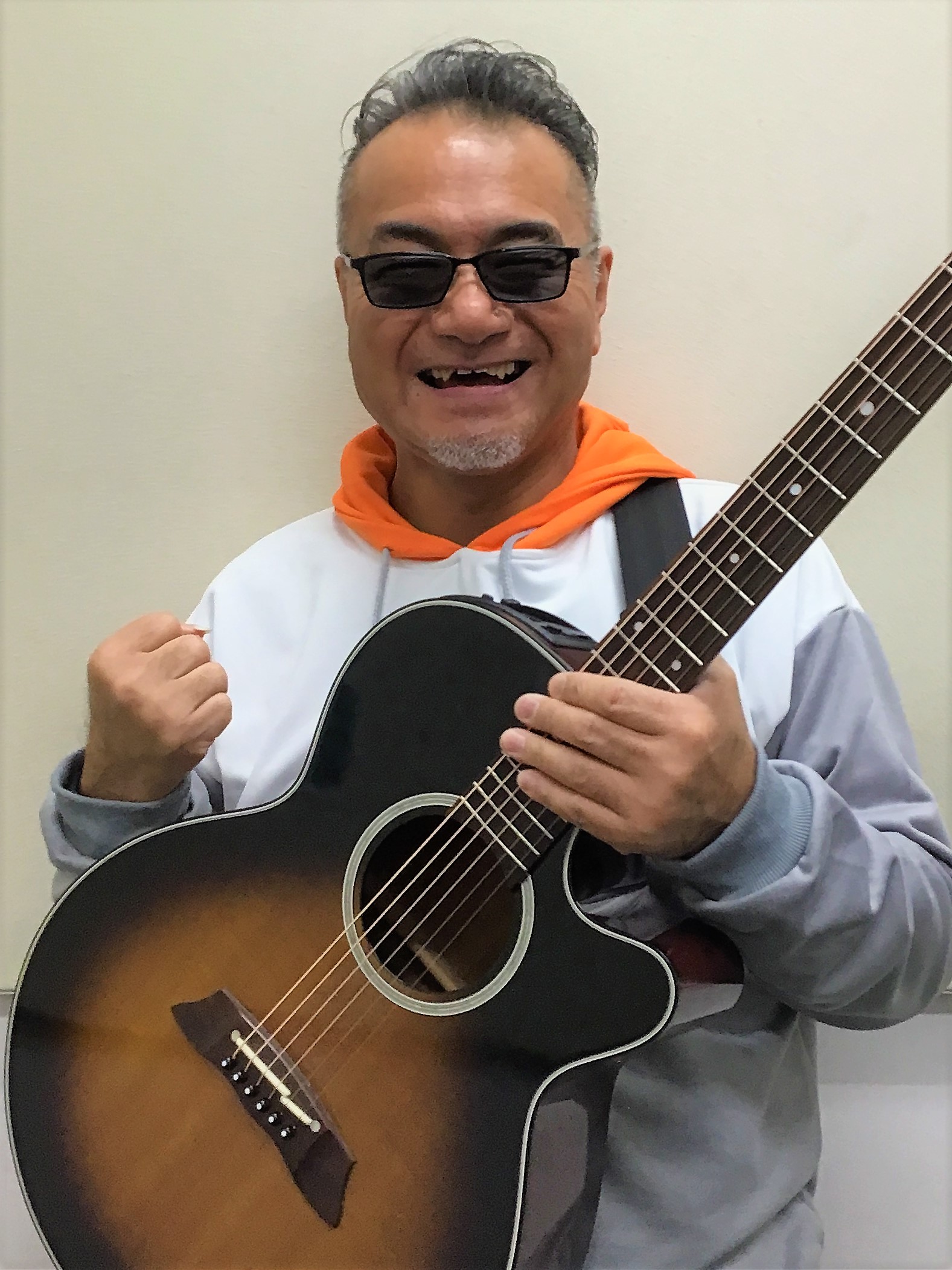 アコースティックギター・エレキギター・キッズギター講師恒吉 範彦（つねよし のりひこ）