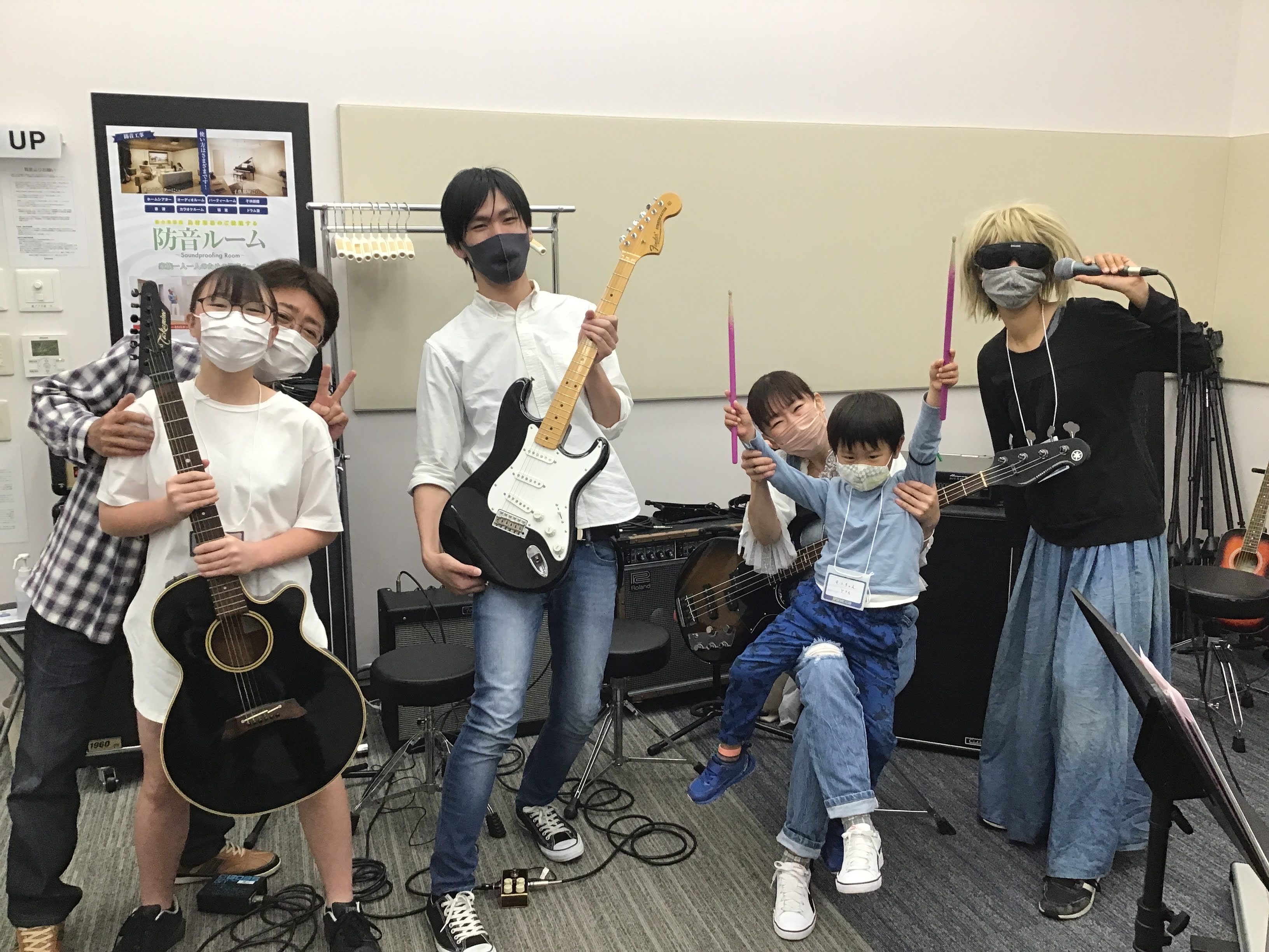 皆さん、こんにちは！サークル担当の伊藤です！！ OPEN MIC CLUB第12回の第1部の様子をお伝えします！ CONTENTS「OPEN MIC CLUB」って何？という方はこちら今回の曲目はヨルシカさんの「ただ君に晴れ」です！最後はみんなで集合写真を！WEB申し込みはこちらから！「OPEN M […]